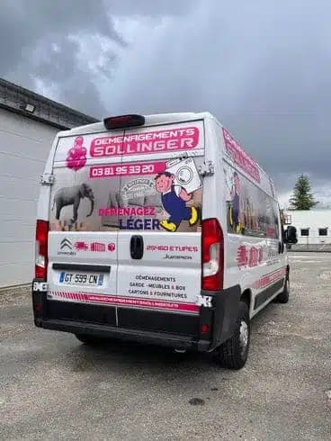 Utilitaire Sollinger chargé pour une mise en garde-meubles
