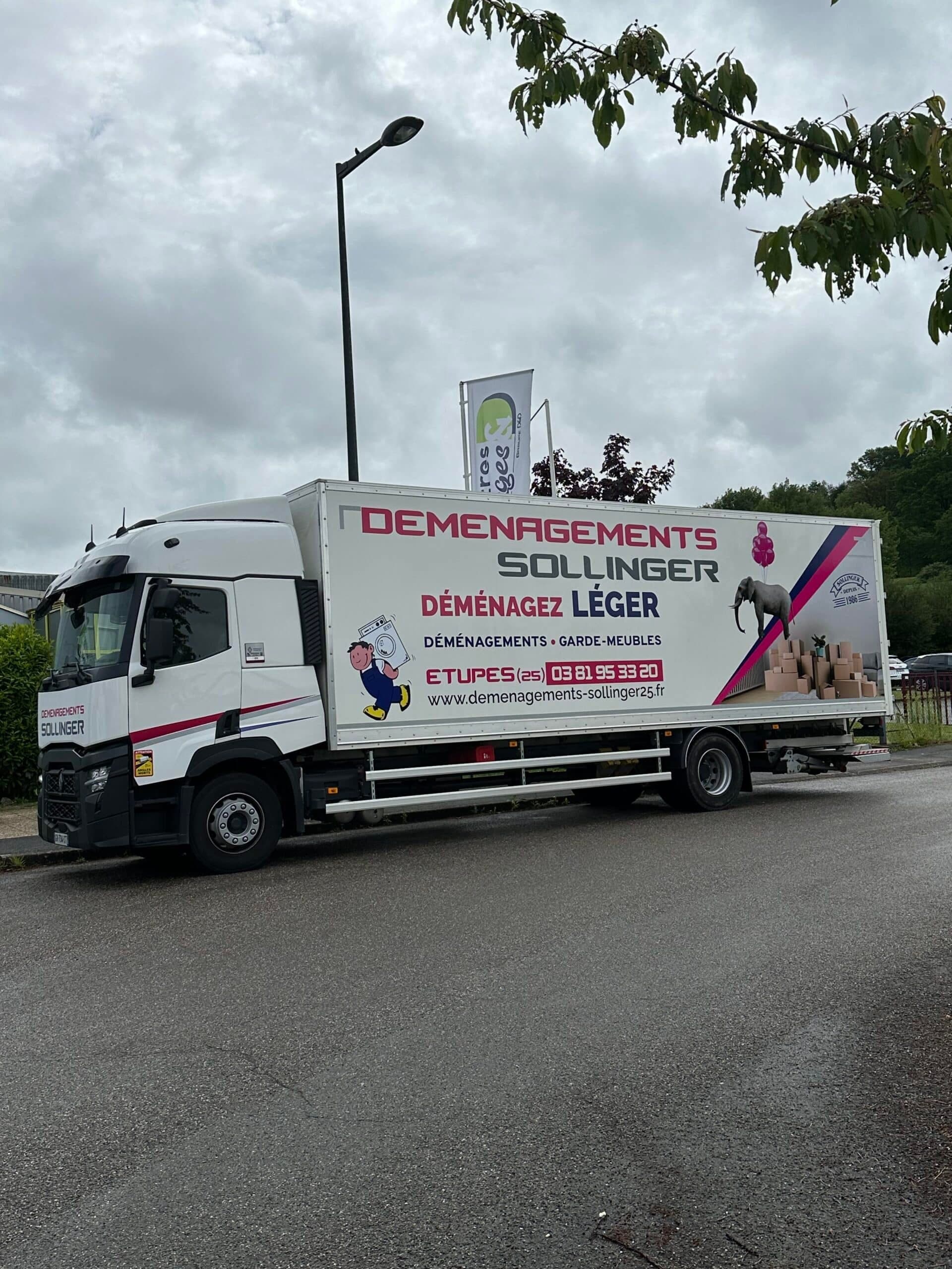 Poids lourd de déménagement Sollinger sur la route